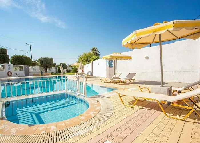 马罗拉公寓酒店 4* 法里拉基