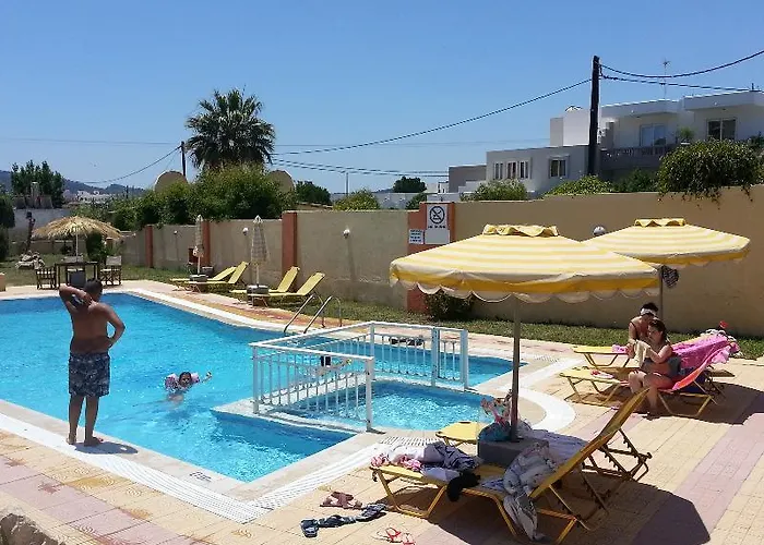 马罗拉公寓酒店 4* 法里拉基