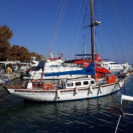 Ξενοδοχείο με διαμερίσματα Maroula 4*