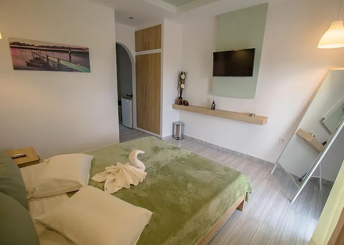 Maroula アパートホテル